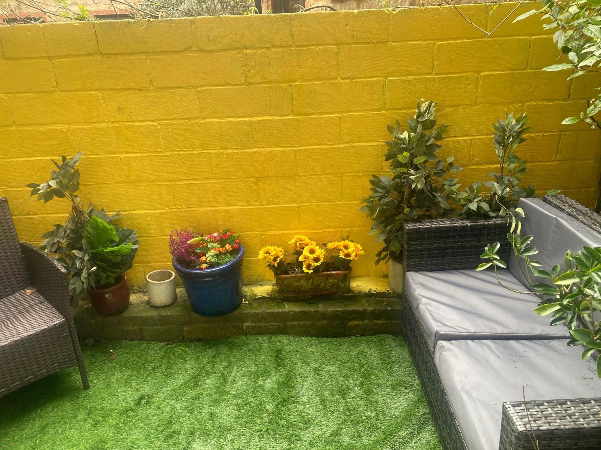 Quiet Lower Floor 2 Bed City Apartment With Private Patio Garden Bath Ngoại thất bức ảnh